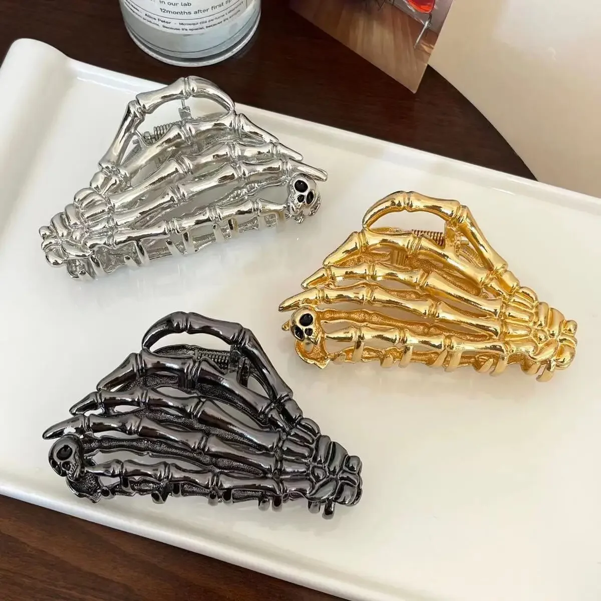 Fashionable and Creative Women's Metal Skeleton Grab Clip Hand Bone Hair Grab High End Ponytail Shark Clip Hair Accessories
Fashionable and Creative Women's Metal Skeleton Grab Clip Hand Bone Hair Grab High End Ponytail Shark Clip Hair Accessories