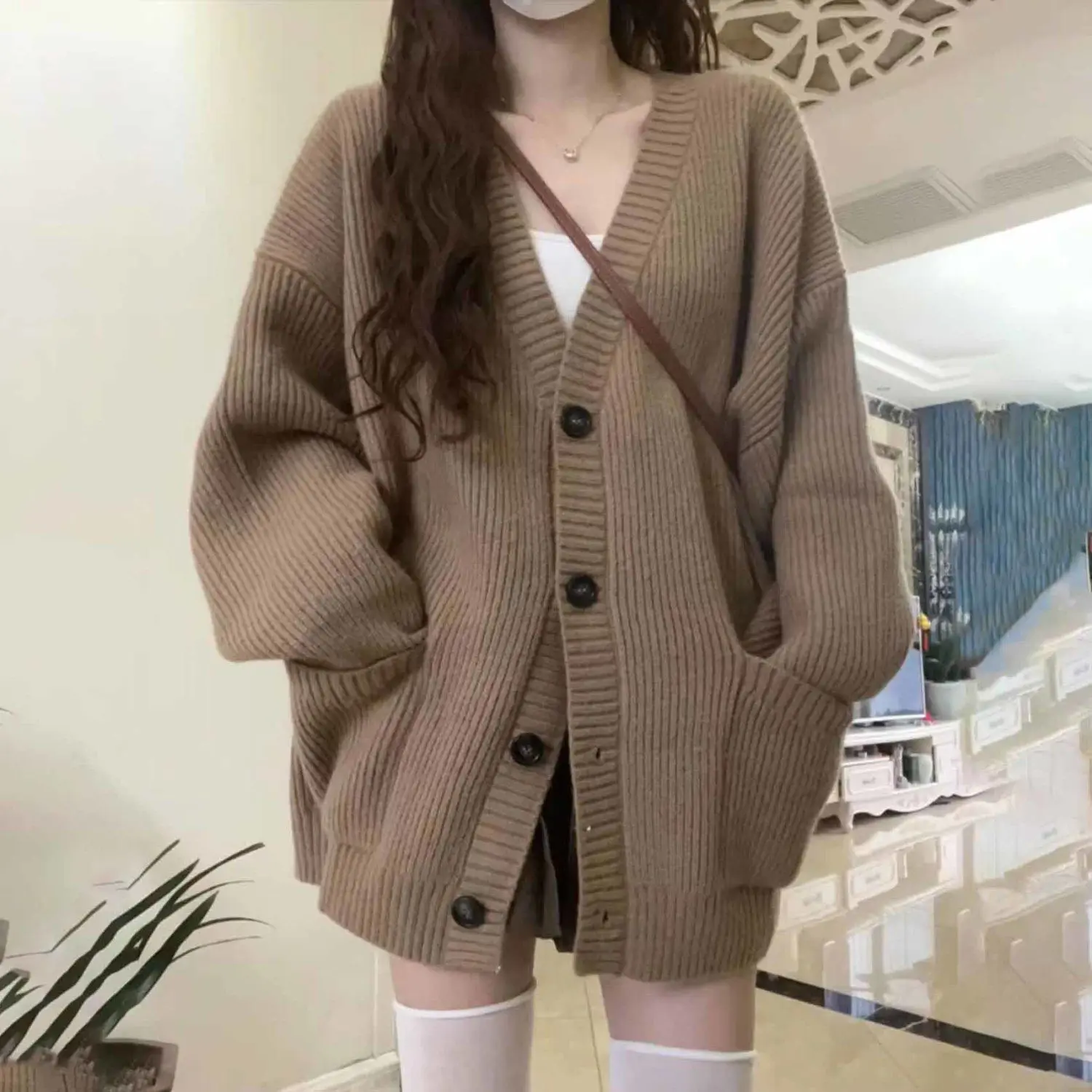 Casual Knitted Cardigan Loose Single Breasted Sweater New V-collar Woman Knitwear Tops Fashionable Coat Elegant Spring T576
Casual Knitted Cardigan Loose Single Breasted Sweater New V-collar Woman Knitwear Tops Fashionable Coat Elegant Spring T576