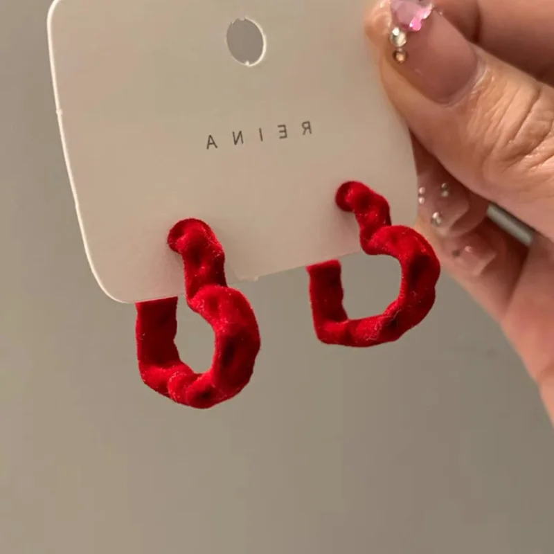 Minar Minimalist Red Color Velvet Heart Shaped Hoop Earrings for Women Femme Hollow Open Love Statement Earring Casual Jewelry
Minar Minimalist Red Color Velvet Heart Shaped Hoop Earrings for Women Femme Hollow Open Love Statement Earring Casual Jewelry