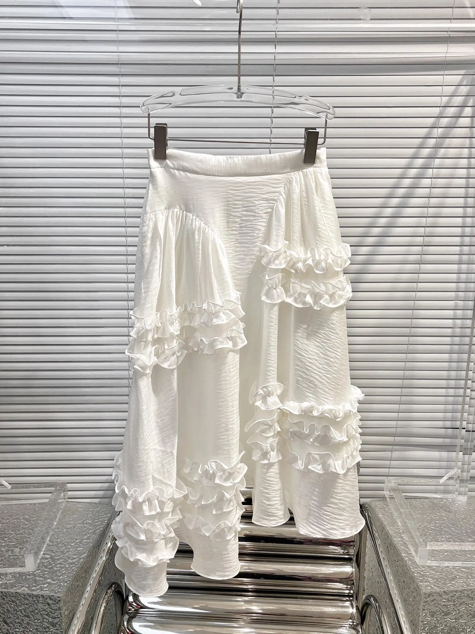 202323 New irregular A-line half skirt double-layer wooden ear patchwork bone sense cake skirt
202323 New irregular A-line half skirt double-layer wooden ear patchwork bone sense cake skirt