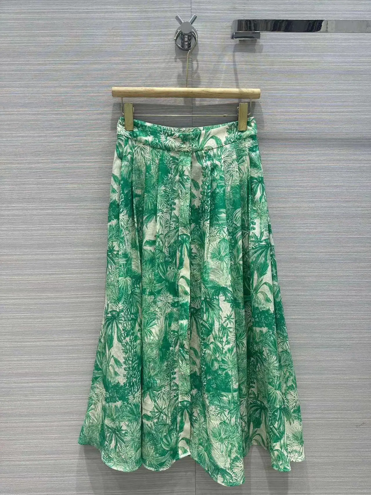 High Quality 2023 Spring Women Fashion Runway Designer High Waist Floral Printed A-Line Long Green Skirts
High Quality 2023 Spring Women Fashion Runway Designer High Waist Floral Printed A-Line Long Green Skirts