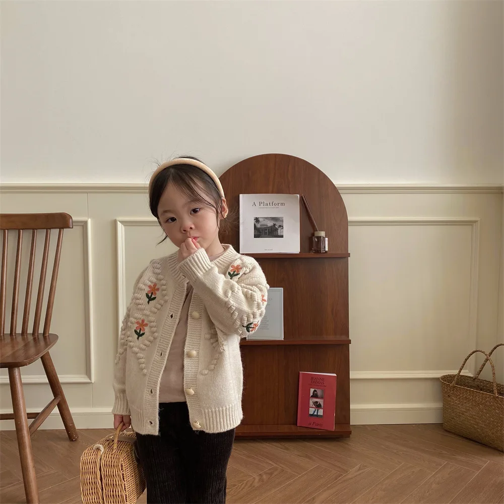 2023 Korean Ins Autumn Winter Baby Girls Knitwear Thickened Flower Embroidery Kid Girls Coat Velvet Soft Children Girls Sweater
2023 Korean Ins Autumn Winter Baby Girls Knitwear Thickened Flower Embroidery Kid Girls Coat Velvet Soft Children Girls Sweater