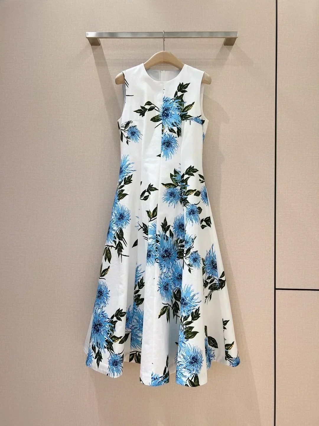 High Quality Cotton 2024 New Arrivals White Blue Floral Position Print Sleeveless O-Neck Women Vintage Tank Midi Dress
High Quality Cotton 2024 New Arrivals White Blue Floral Position Print Sleeveless O-Neck Women Vintage Tank Midi Dress