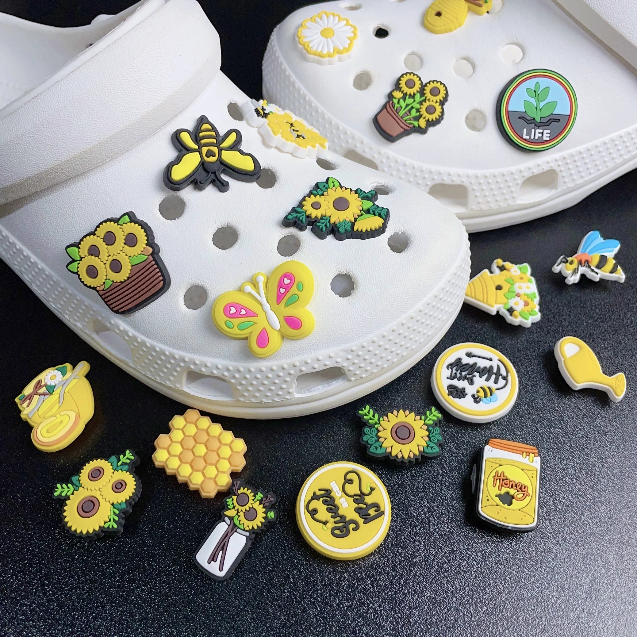 12pcs/set Pvc Charms Bright Yellow Sunflowers & Bees Garden Women Sandals Slippers Decoration-random Different Styles
12pcs/set Pvc Charms Bright Yellow Sunflowers & Bees Garden Women Sandals Slippers Decoration-random Different Styles