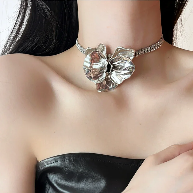 

Light luxury niche exaggerated metal petal necklace personality bow necklace choker collarbone chain women's fashion accessory