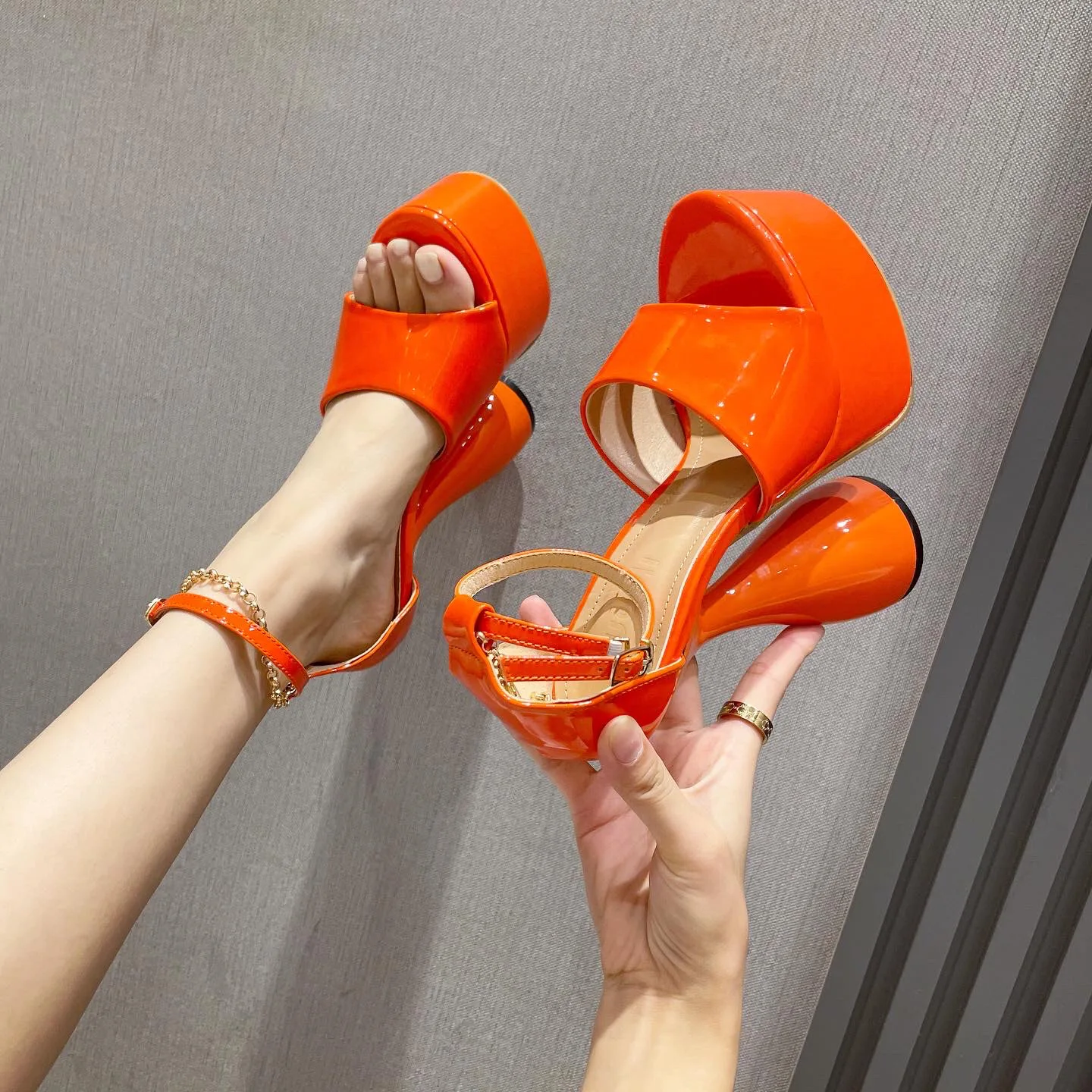 2022 Women Metal Decoration Square Toe Ankle Buckle Strap Thick High Heel Fashion Platform Dress Party Sandal Shoes for women
2022 Women Metal Decoration Square Toe Ankle Buckle Strap Thick High Heel Fashion Platform Dress Party Sandal Shoes for women