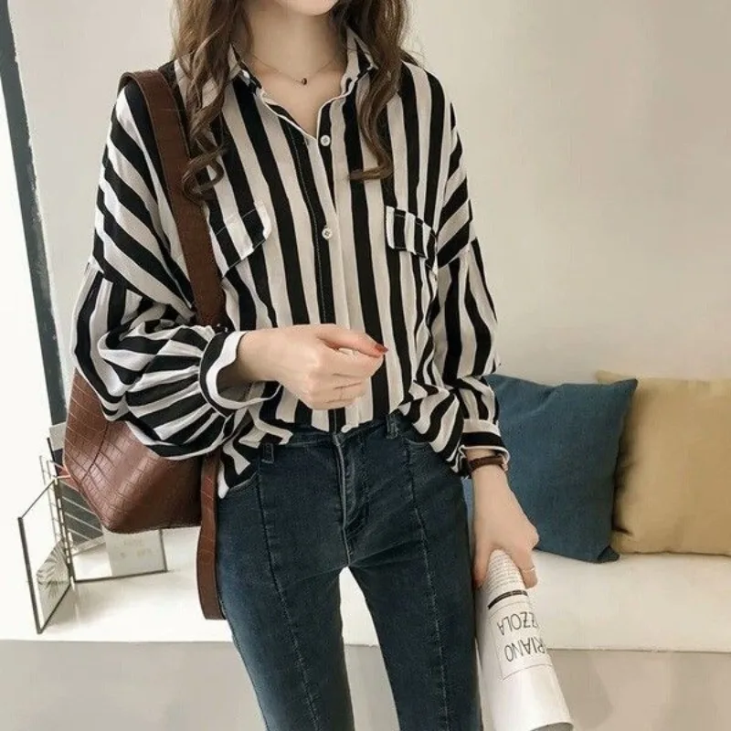 2024 Summer Women's New Spliced POLO Collar Button Stripe Pocket Lantern Sleeve Fashion Loose Casual Long Sleeve Blouses Shirts
2024 Summer Women's New Spliced POLO Collar Button Stripe Pocket Lantern Sleeve Fashion Loose Casual Long Sleeve Blouses Shirts