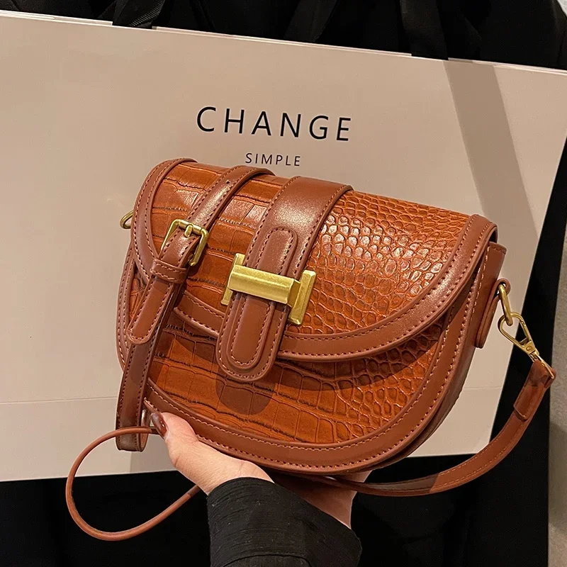 

New Messenger Retro Online Bag 2023 Advanced Women Popular Shoulder Crocodile Pattern Bag Texture Bag Saddle Niche