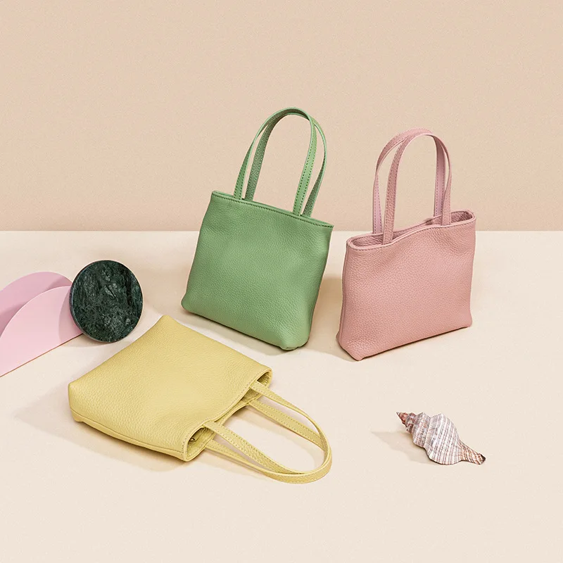 Classic and simple cowhide handbag with metal chain diagonal span bag 2023 new spring and summer fashion portable women's bag
Classic and simple cowhide handbag with metal chain diagonal span bag 2023 new spring and summer fashion portable women's bag