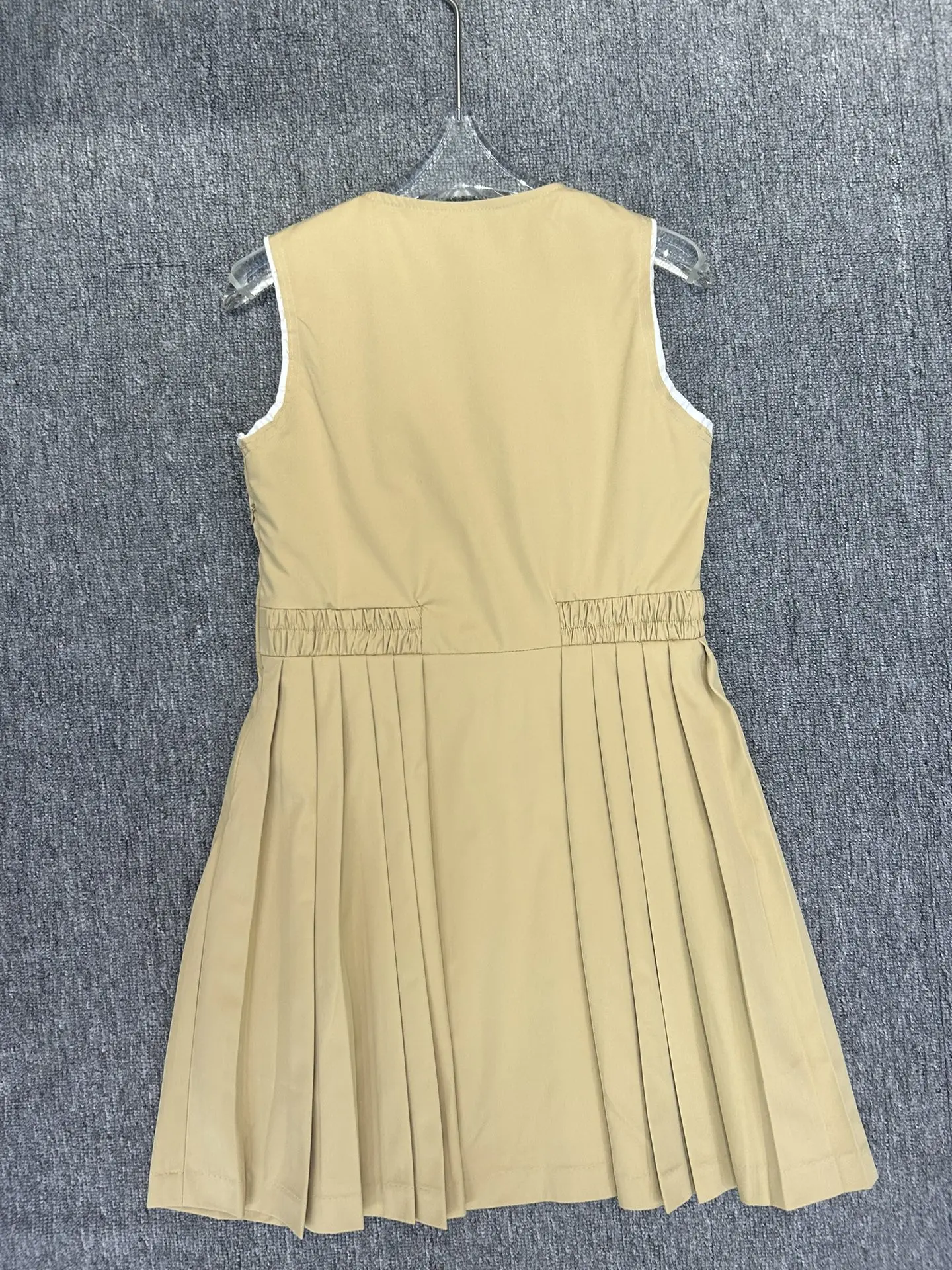 2023 New Sleeveless Milk Tea Color Super Western Style Age Reducing Left and Right Hemlines Pleated V-Neck Dress
2023 New Sleeveless Milk Tea Color Super Western Style Age Reducing Left and Right Hemlines Pleated V-Neck Dress