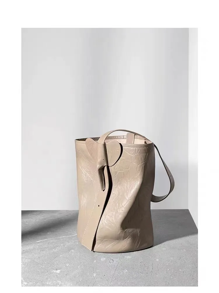 

2023 Designer Fashion Lady Luxury Black Shoulder Handbag Hot Sell Vintage Simple Cowhide Bucket Crossbody Wandering Women's Bag