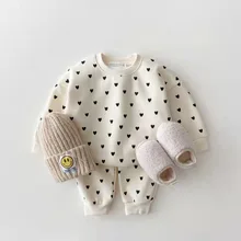 2022 Spring Autumn Baby Sweatshirt Set Children Heart Print Sweatshirt + Pants Girls 2pcs Suit Kids Plus Velvet Clothing Outfits
2022 Spring Autumn Baby Sweatshirt Set Children Heart Print Sweatshirt + Pants Girls 2pcs Suit Kids Plus Velvet Clothing Outfits