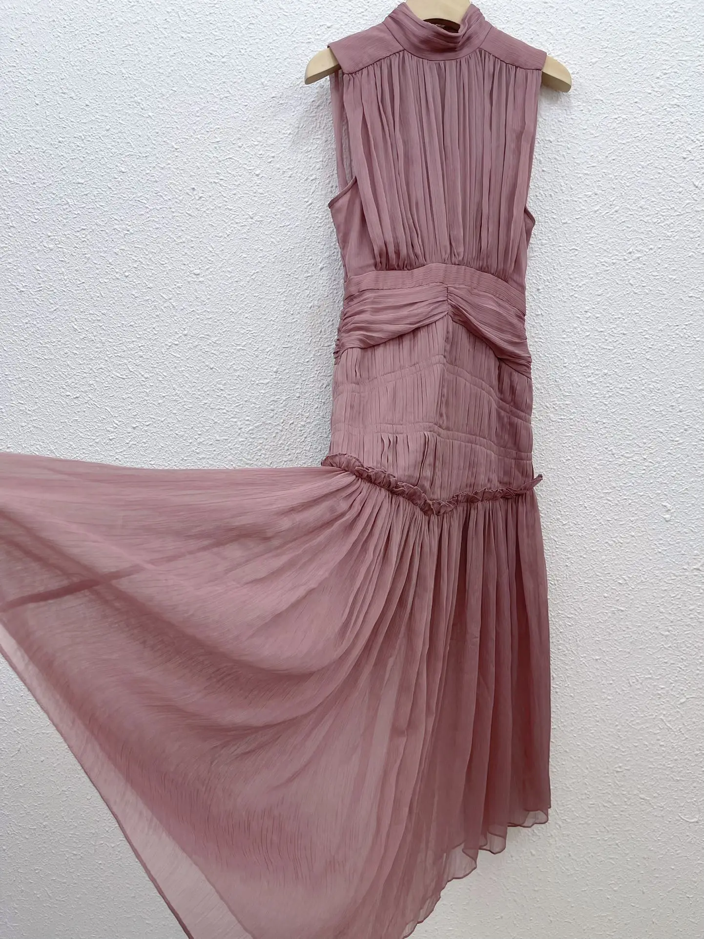 2024 Women New Midi Dress High Quality Casual Sleeveless Solid Pleated Vintage Elegant Hot Sale Chic Runway Designer Clothes
2024 Women New Midi Dress High Quality Casual Sleeveless Solid Pleated Vintage Elegant Hot Sale Chic Runway Designer Clothes
