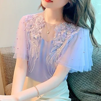 Uma Elegância Primaveril: A Blusa Coreana de Renda Chic 10 Luxury 3D Flowers Embroidery Sequined Ruffles Mesh Blouses OL Pearls Chiffon Shirts Gauze Beaded Tees Crop Tops Butterfly Blusas