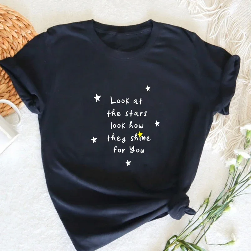 

Женская футболка с надписью «Look At The Star»