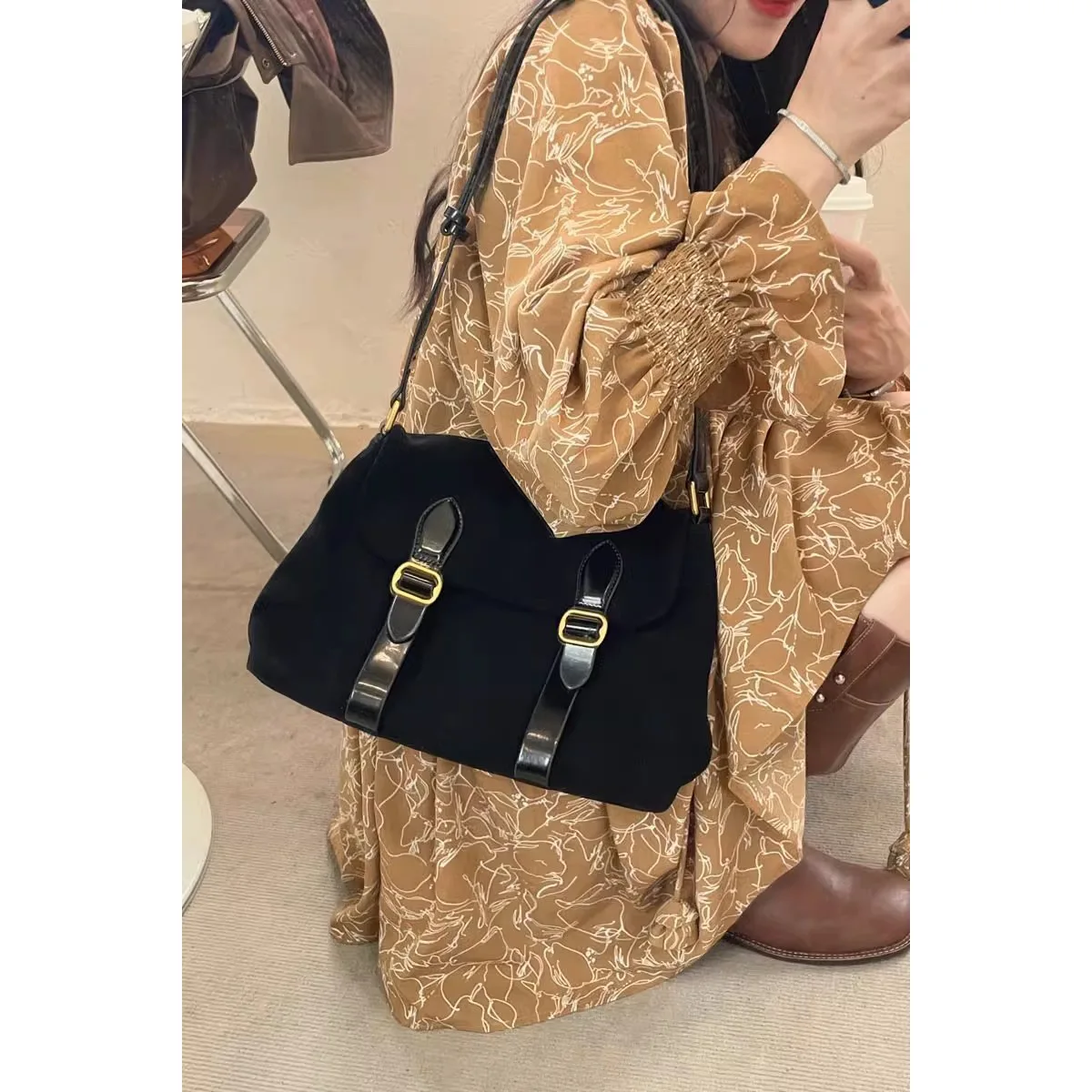 Ett Postman Bag Women's South Korean niche cowhide retro high-end feel hand bill of lading shoulder crossbody Maillard suede bag
Ett Postman Bag Women's South Korean niche cowhide retro high-end feel hand bill of lading shoulder crossbody Maillard suede bag