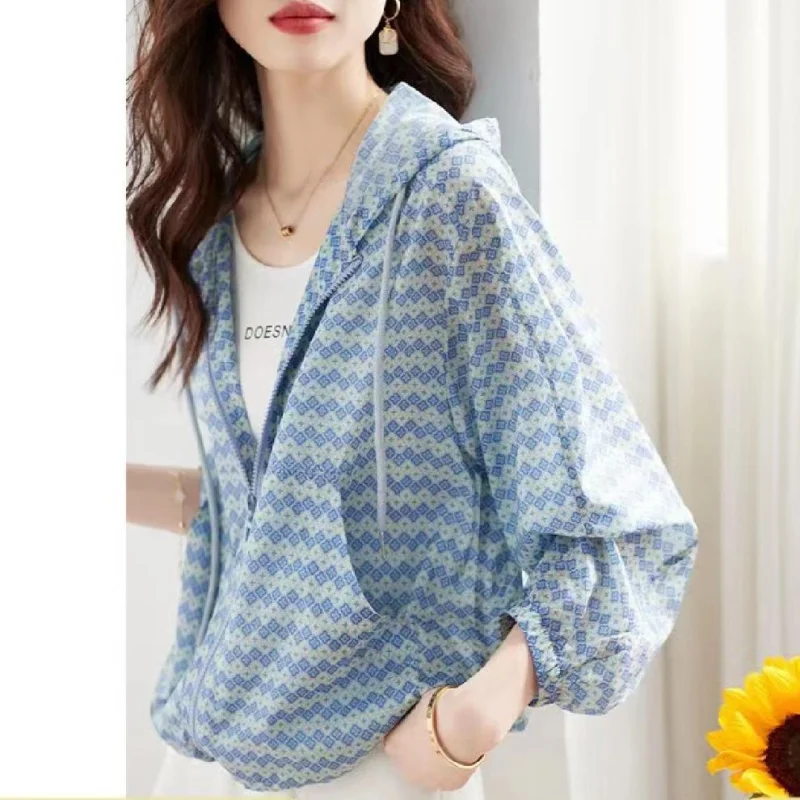 2023 Summer New Loose Lightweight Breathable Trench Coat with Printed Hooded Long Sleeves and Sun Protection 
2023 Summer New Loose Lightweight Breathable Trench Coat with Printed Hooded Long Sleeves and Sun Protection