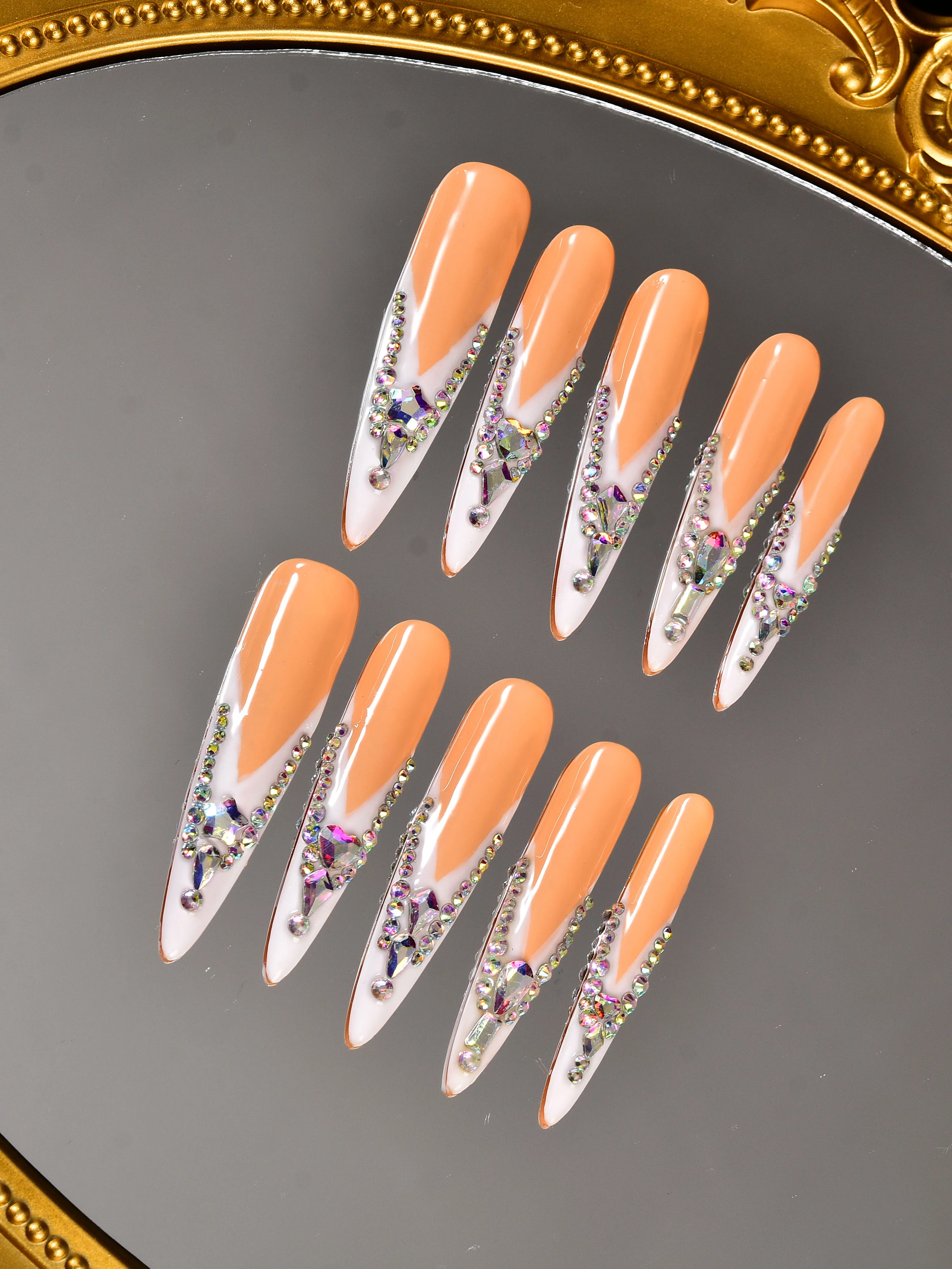 Detachable Nail Patches, French Style Nail Patches Decorated With Broken Diamonds And Unique Shaped Diamonds
Detachable Nail Patches, French Style Nail Patches Decorated With Broken Diamonds And Unique Shaped Diamonds