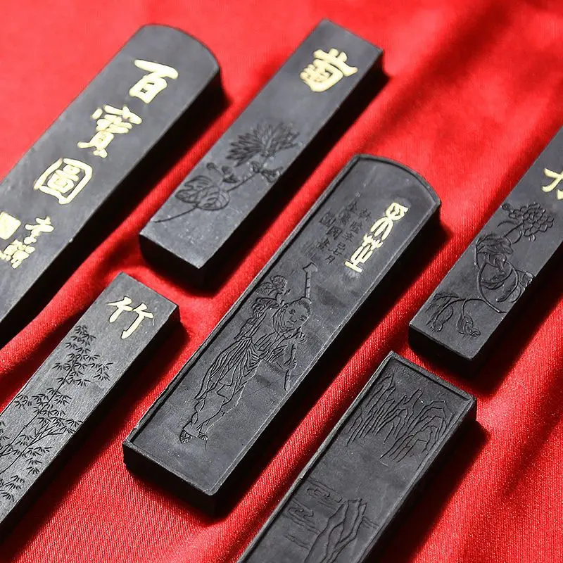 Fu Bixing's inheritor of intangible cultural heritage, Wang Aijun, has developed and collected 5-year old ink strips from Songya
Fu Bixing's inheritor of intangible cultural heritage, Wang Aijun, has developed and collected 5-year old ink strips from Songya