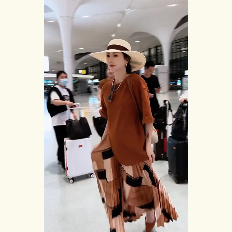 Salt style light cooked and high-end feeling set paired with age reducing and high-end feeling coffee colored top with
Salt style light cooked and high-end feeling set paired with age reducing and high-end feeling coffee colored top with