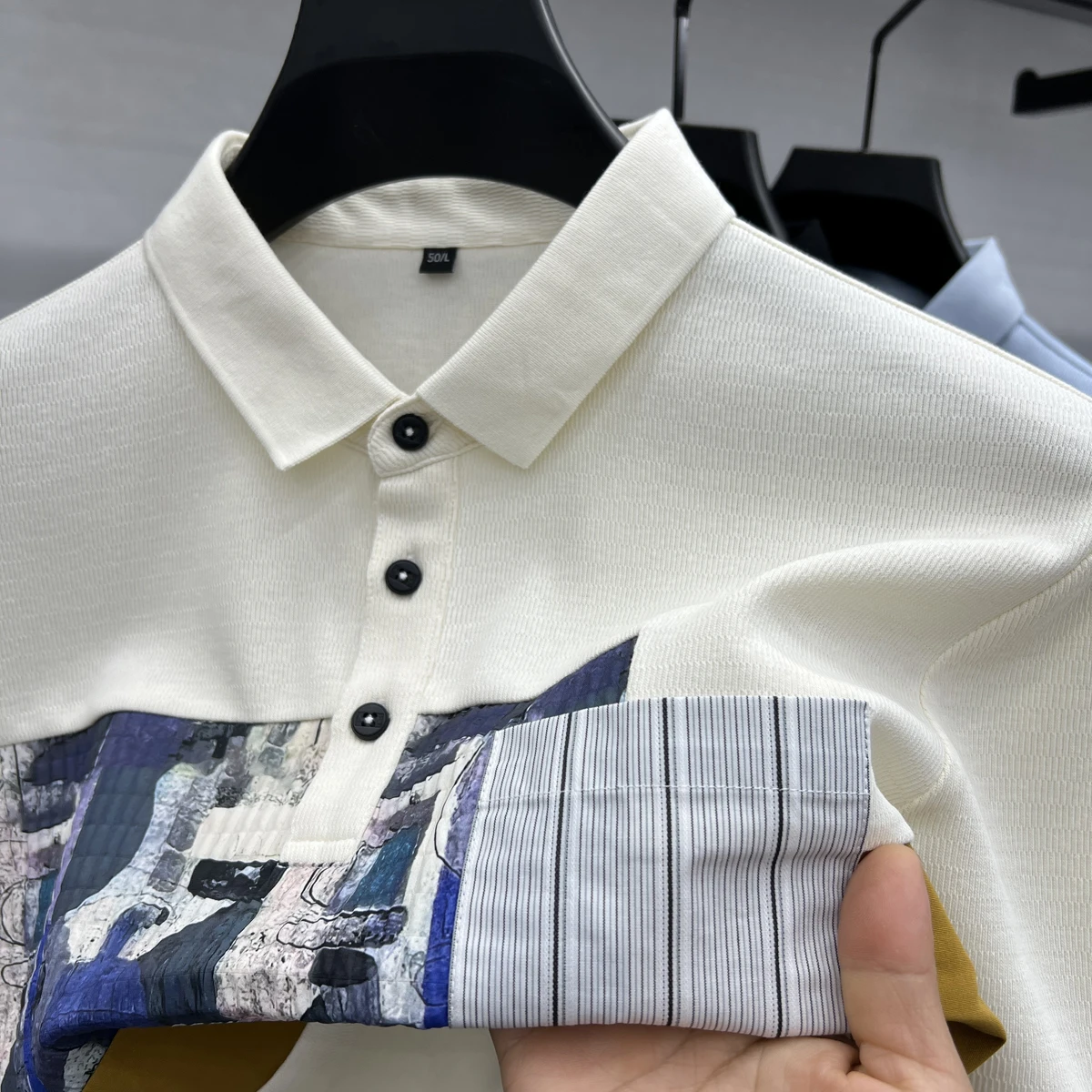 

Дизайнерская брендовая трендовая мужская рубашка-поло, Корейская летняя Новинка 2024, футболка с лацканами, изысканный узор, наклейки, Мужская Высококачественная футболка с коротким рукавом