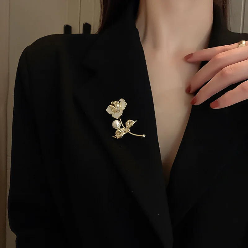 New Arrival Elegant Flower Brooch Fashion Suit Jeweley Classic Metal Accessories With Lovely Simulated Pearl Design Wholesale
New Arrival Elegant Flower Brooch Fashion Suit Jeweley Classic Metal Accessories With Lovely Simulated Pearl Design Wholesale