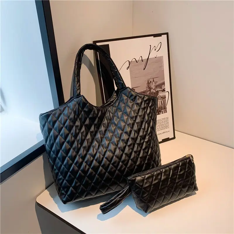 Large Capacity Linggetote Handbag for Women in 2024 New Black Shoulder Bag Fashionable Commuting Letter Handheld Underarm Bag
Large Capacity Linggetote Handbag for Women in 2024 New Black Shoulder Bag Fashionable Commuting Letter Handheld Underarm Bag