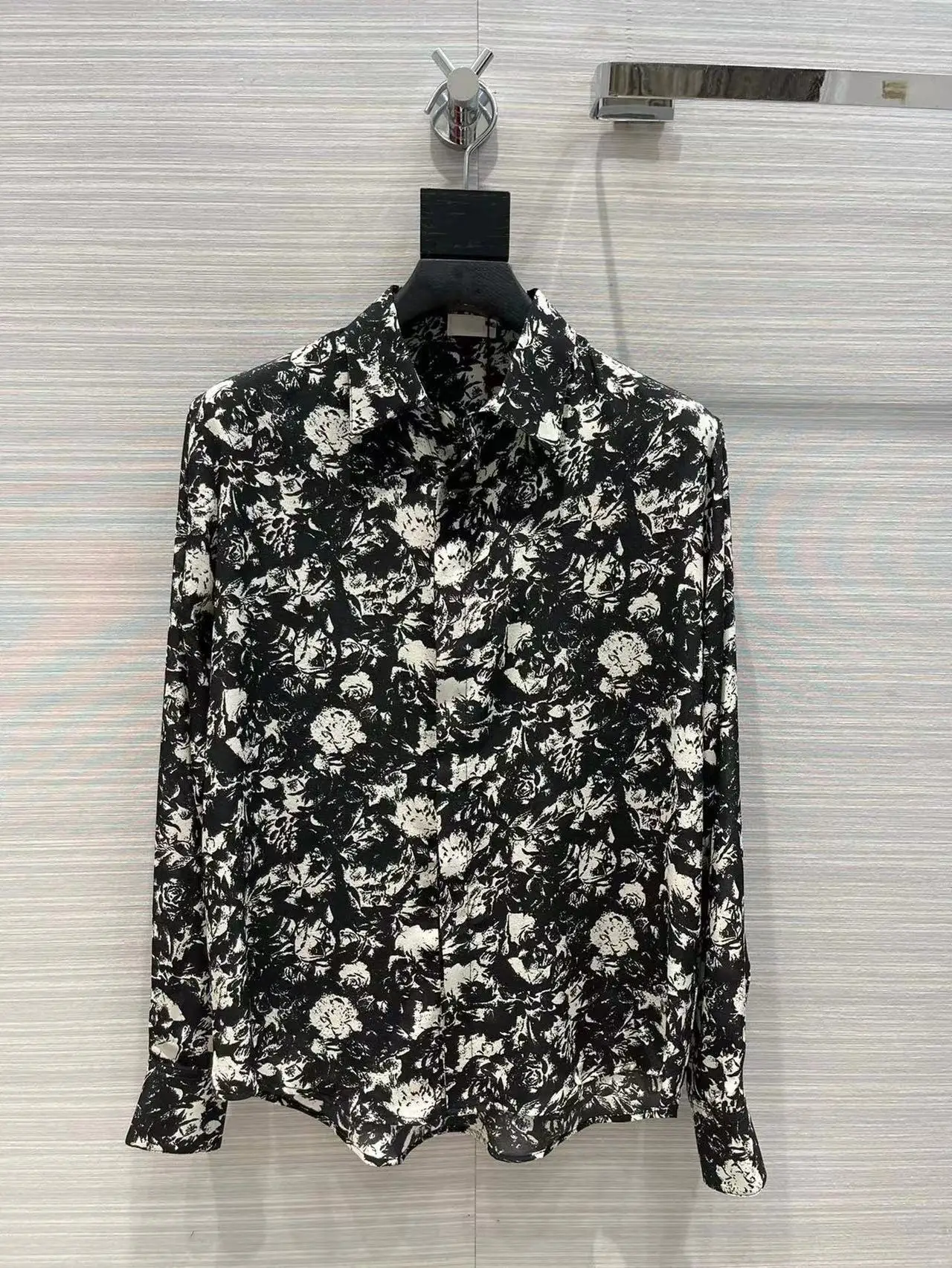 2022 Women Summer Runway Silk Flower Print Shirt Women Holiday Long Sleeve Single Breasted Black Blouse Elegant Casual Top
2022 Women Summer Runway Silk Flower Print Shirt Women Holiday Long Sleeve Single Breasted Black Blouse Elegant Casual Top