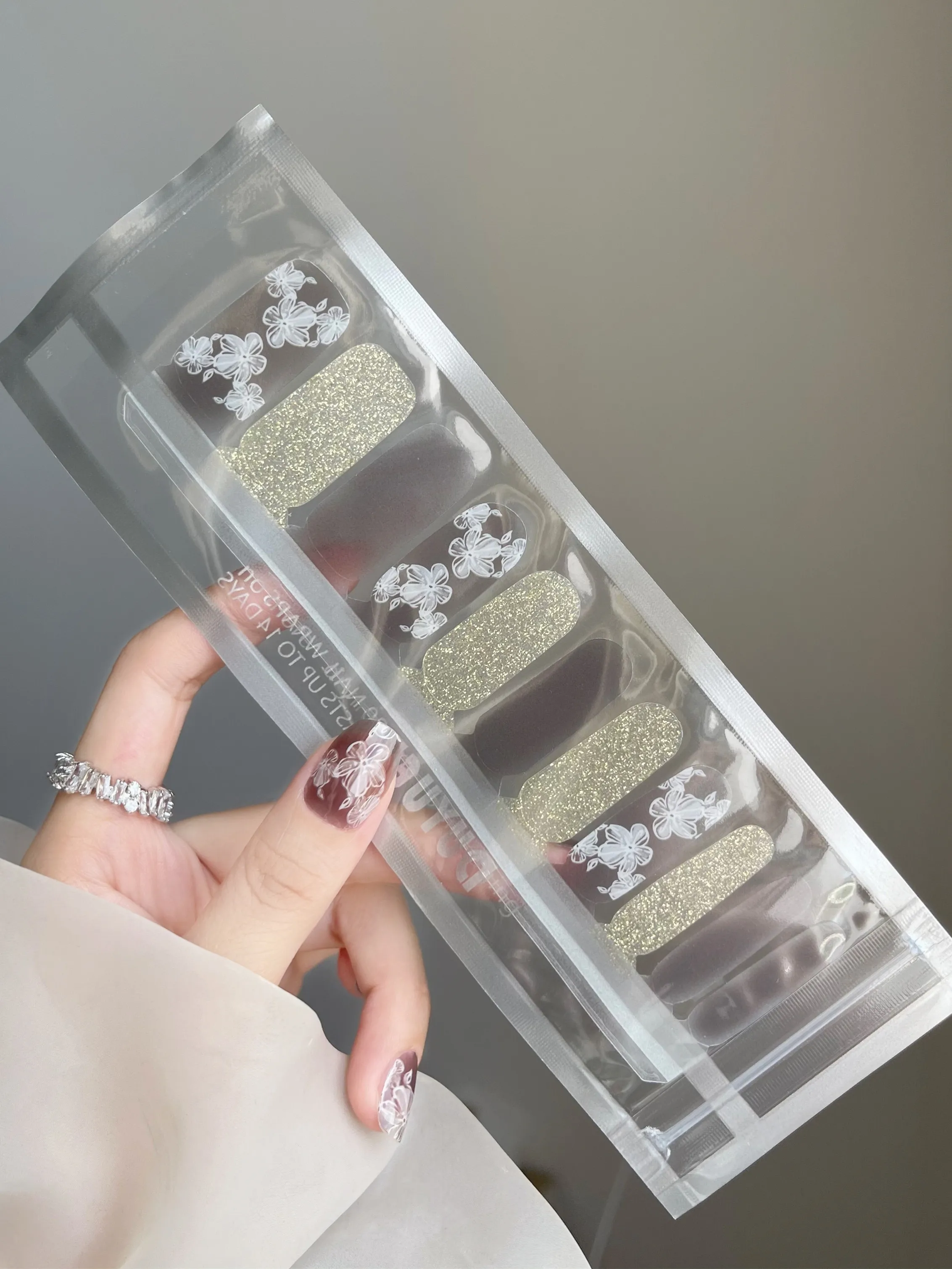 Coffee colored autumn and winter whitening and halo dyeing premium nail stickers for long-lasting waterproof wear
Coffee colored autumn and winter whitening and halo dyeing premium nail stickers for long-lasting waterproof wear