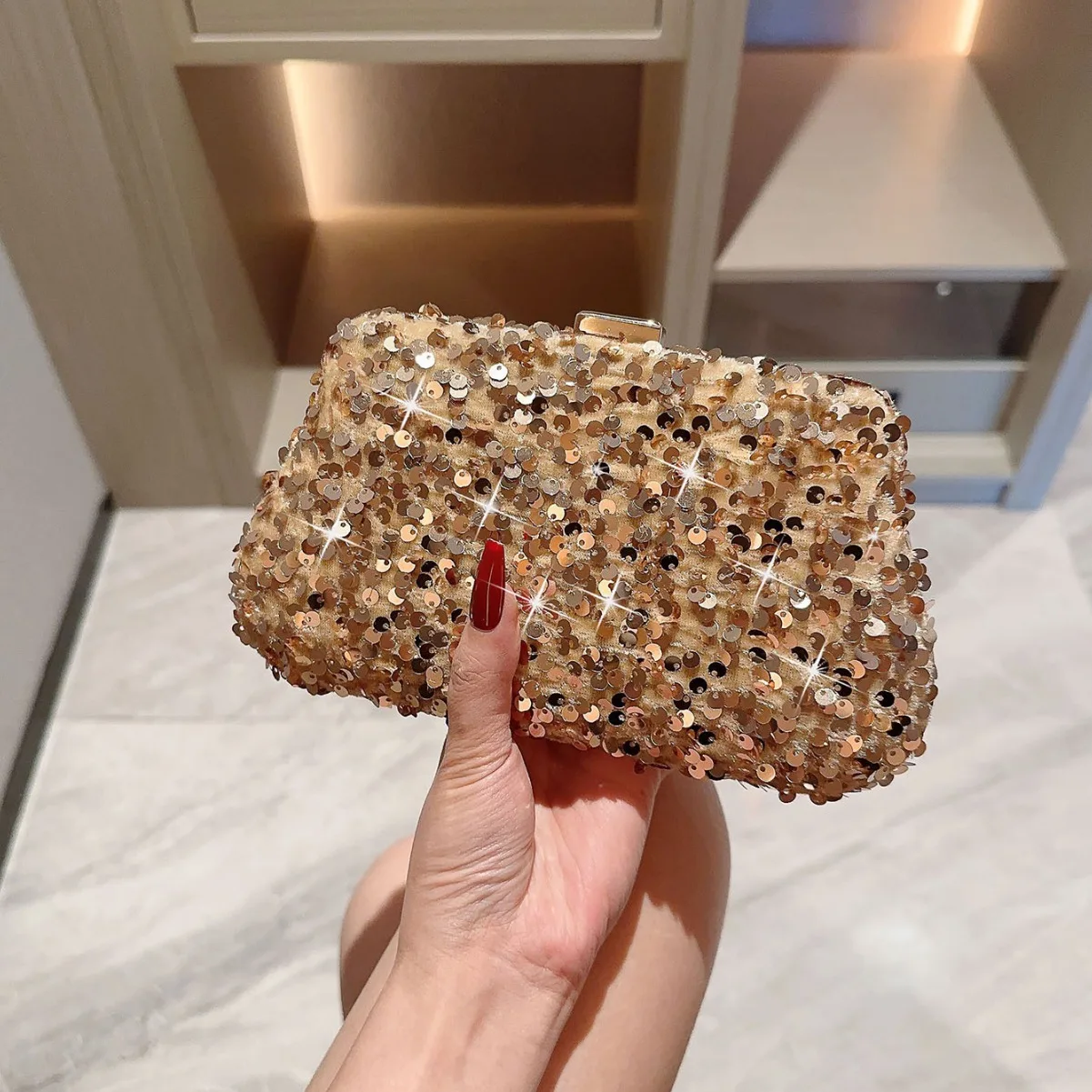 New Vintage Gold Glitter Sequined Clutch Bags for Women Pure Color Single Shoulder Handbag for Formal Evening Party Evening Bag
New Vintage Gold Glitter Sequined Clutch Bags for Women Pure Color Single Shoulder Handbag for Formal Evening Party Evening Bag