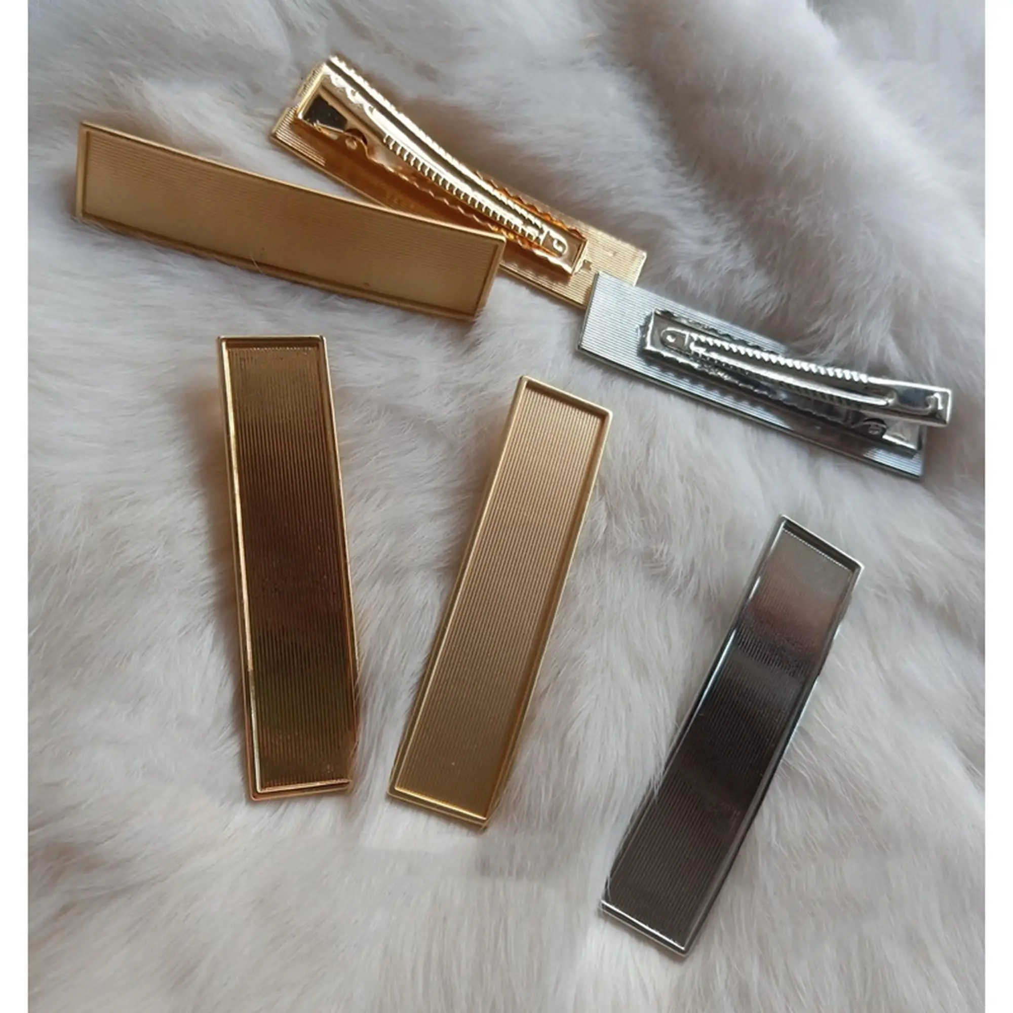 2pcs/lot 1.5CM wide square head flat clip highlight color retention leather hair clip
2pcs/lot 1.5CM wide square head flat clip highlight color retention leather hair clip