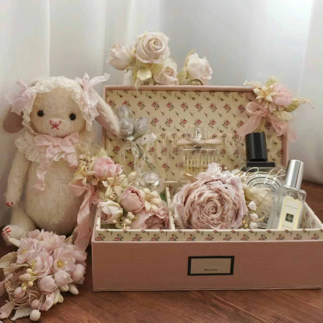 Vintage Floral Velvet Cosmetic Organizers Box French Girl's Heart Luxury Storage Box Jewelry Display Tray Home Decoration
Vintage Floral Velvet Cosmetic Organizers Box French Girl's Heart Luxury Storage Box Jewelry Display Tray Home Decoration