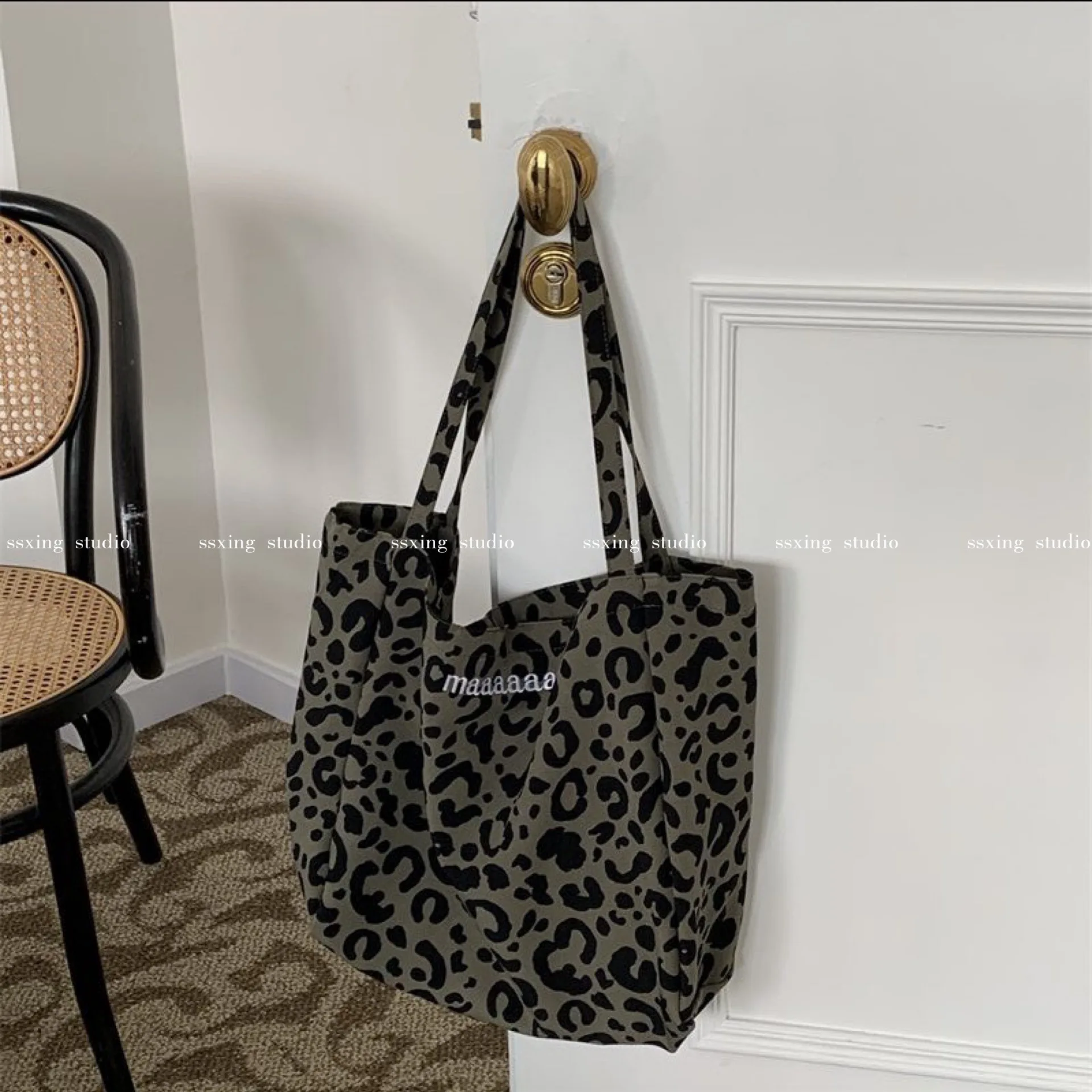 

South Korean Instagram blogger the same leopard print letter print canvas bag bucket large capacity tote protection bag