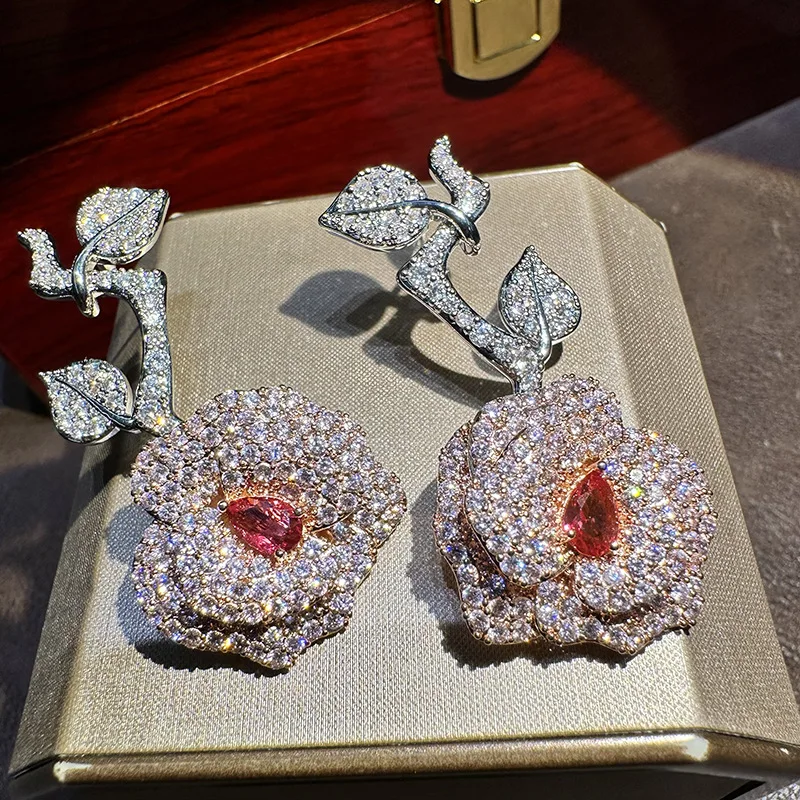 Original Designer Rose Flower Earring Pink 5A Cubic Zircon Silver Needle Petal Luxurious Women Jewelry Wedding Dress Accessories
Original Designer Rose Flower Earring Pink 5A Cubic Zircon Silver Needle Petal Luxurious Women Jewelry Wedding Dress Accessories