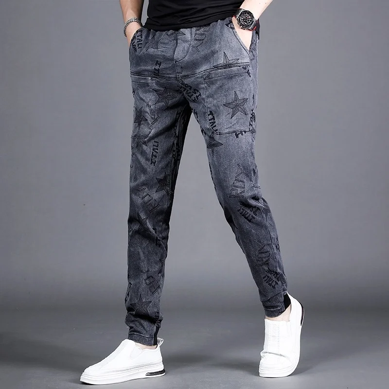 Брюки мужские с эластичным поясом, повседневные Модные джоггеры с принтом, уличная одежда, темно-серые облегающие брюки в Корейском стиле на завязках, на лето
Брюки мужские с эластичным поясом, повседневные Модные джоггеры с принтом, уличная одежда, темно-серые облегающие брюки в Корейском стиле на завязках, на лето