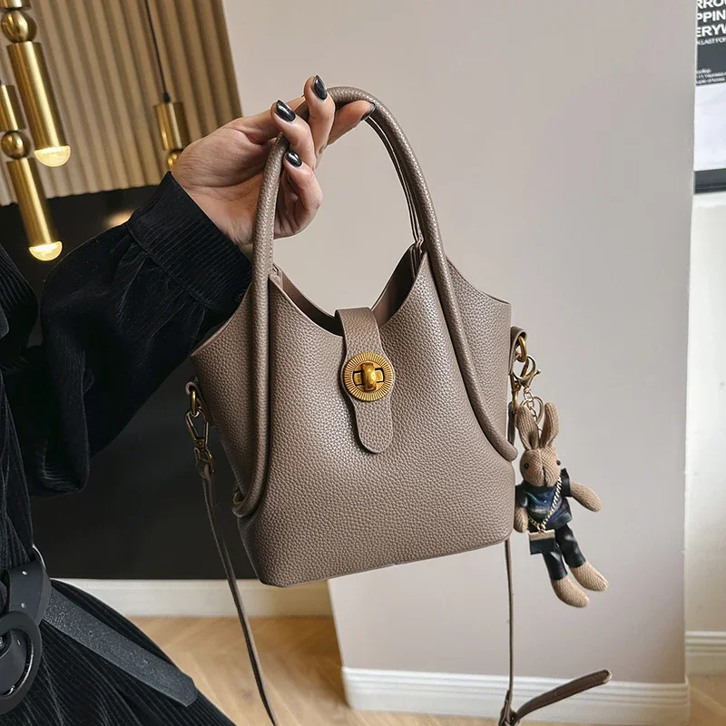 Новинка, Лидер продаж 2024, модная женская сумка через плечо из высококачественного полиуретана, роскошная сумка с пряжкой, универсальная сумка для поездок
Новинка, Лидер продаж 2024, модная женская сумка через плечо из высококачественного полиуретана, роскошная сумка с пряжкой, универсальная сумка для поездок