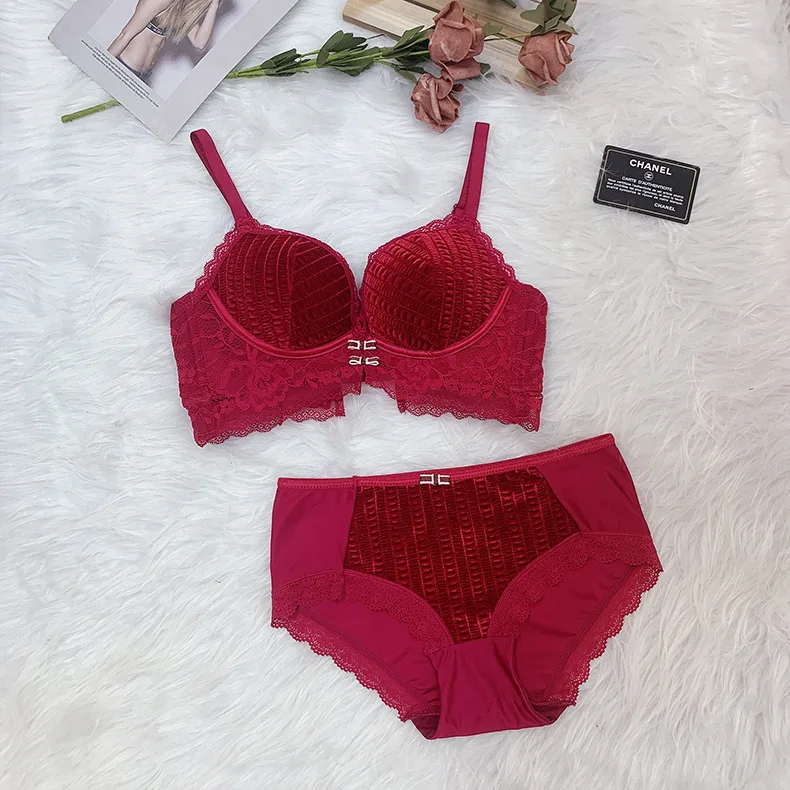Autumn And Winter New Exquisite Retro Velvet Without Steel Ring Underwear Gathering Mantou Thickened Women's Bra Set
Autumn And Winter New Exquisite Retro Velvet Without Steel Ring Underwear Gathering Mantou Thickened Women's Bra Set