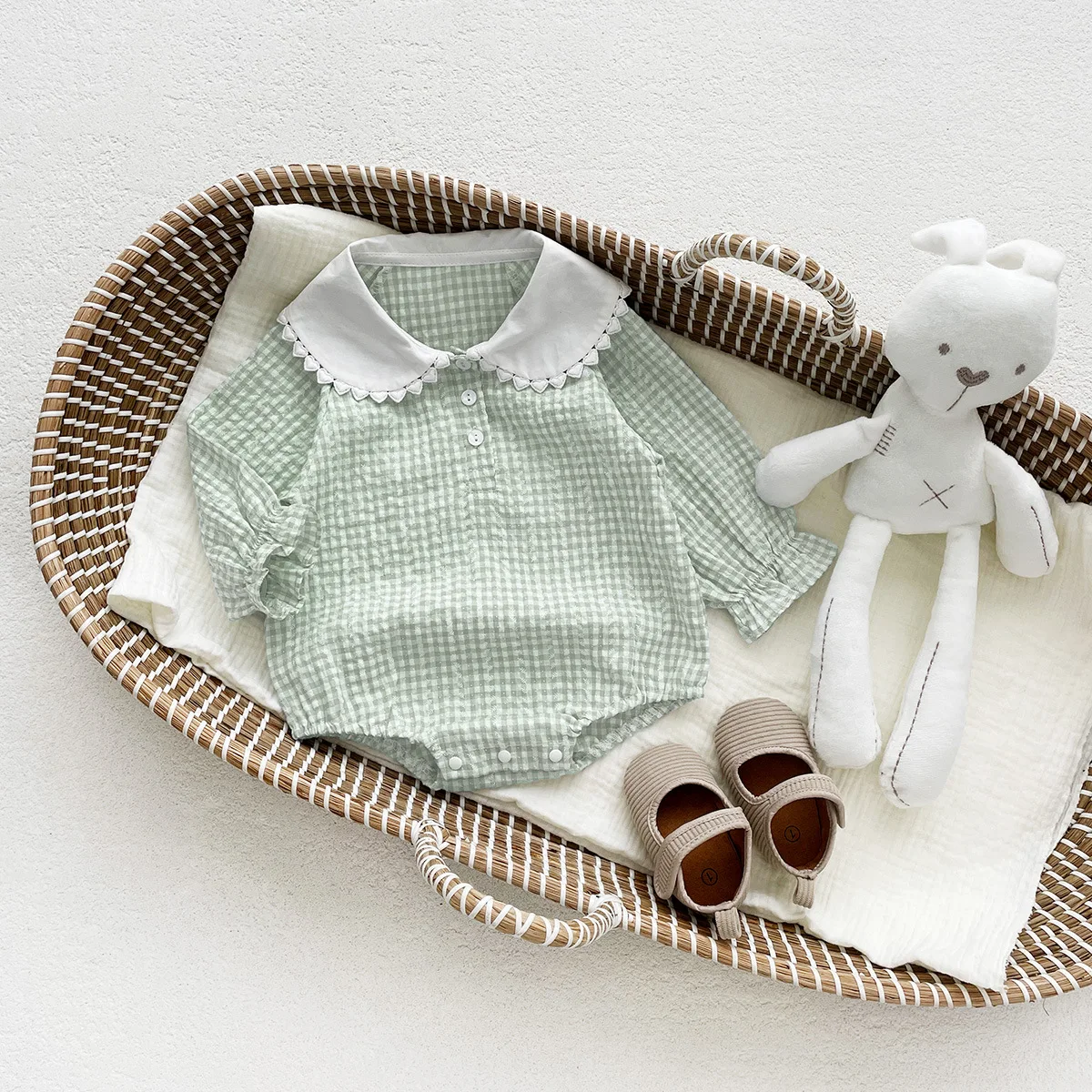 Korean Spring Autumn Baby Girls Rompers Cotton Loose Plaid Long Sleeve Green Newborn Girls Bodysuit Infant Girls Jumpsuit
Korean Spring Autumn Baby Girls Rompers Cotton Loose Plaid Long Sleeve Green Newborn Girls Bodysuit Infant Girls Jumpsuit