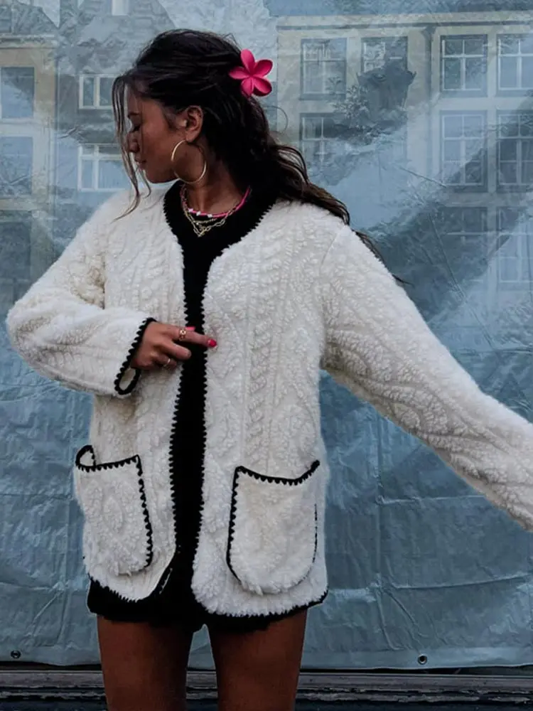 Elegant Fashion O-neck Long Sleeved Contrast Edge Jacket Loose Insulated Cardigan For Women Autumn/Winter Vacation Street Wear
Elegant Fashion O-neck Long Sleeved Contrast Edge Jacket Loose Insulated Cardigan For Women Autumn/Winter Vacation Street Wear