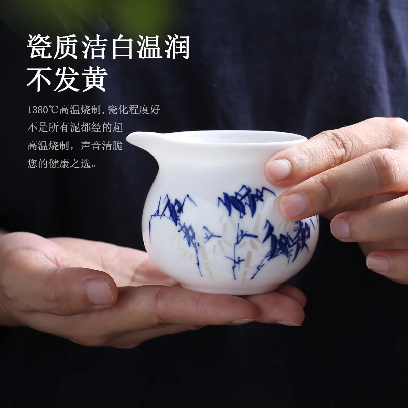 

Jingdezhen Hand-Painted Rice-Pattern Decorated Porcelain Pitcher Chinese Blue and White Porcelain Tea Pot Tea Utensils Single