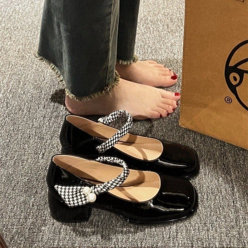Round head, straight line, silk ribbon, thick heels, spring and autumn retro medium heeled shoes
Round head, straight line, silk ribbon, thick heels, spring and autumn retro medium heeled shoes