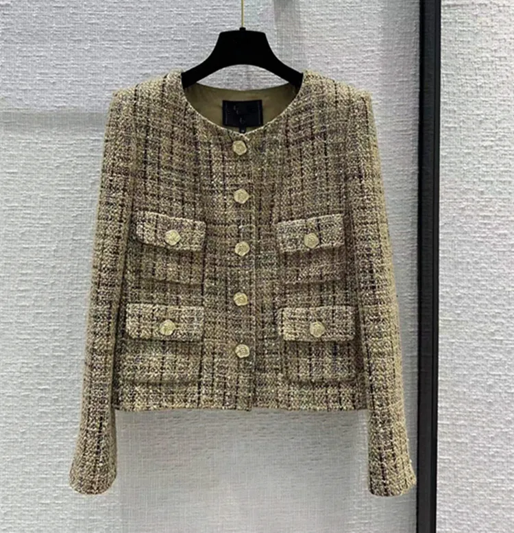 Europe and the United States women's 2024 winter new Round neck Long sleeve flower button single breasted fashion tweed jacket
Europe and the United States women's 2024 winter new Round neck Long sleeve flower button single breasted fashion tweed jacket