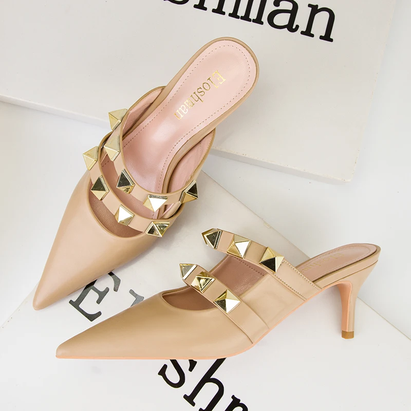 Сланцы женские с заклепками, кожа, высокий каблук 6 см
Сланцы женские с заклепками, кожа, высокий каблук 6 см