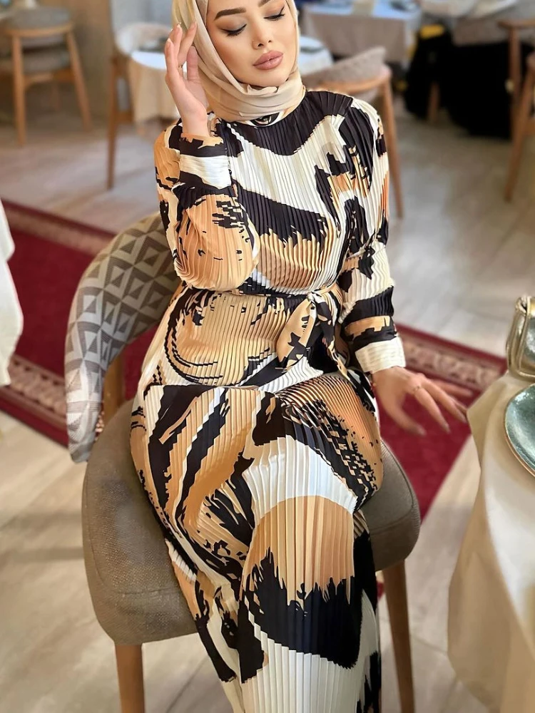 Spring and Summer New Women's Temperament Elegant Dress Long Sleeve Half High Neck Belt Pleated Printed Female Muslim Dresses
Spring and Summer New Women's Temperament Elegant Dress Long Sleeve Half High Neck Belt Pleated Printed Female Muslim Dresses