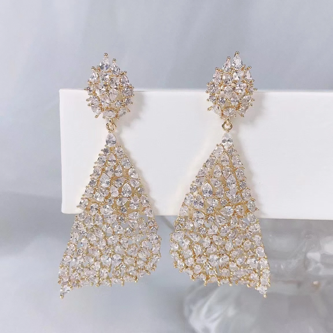 Luxury Rolled Leaf Drop Earring Paved Full Cubic Zirconia Summer Party Jewelry Women Beautiful Wedding Earring
Luxury Rolled Leaf Drop Earring Paved Full Cubic Zirconia Summer Party Jewelry Women Beautiful Wedding Earring
