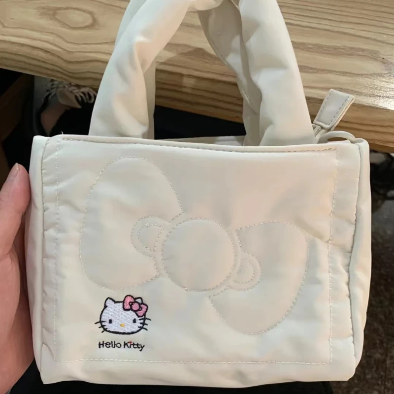 2023 New Kawaii Hello Kitty Plush Shoulder Bag Large Capacity Casual White Handbag Fashion Tote Peluches Bags for Women Girls
2023 New Kawaii Hello Kitty Plush Shoulder Bag Large Capacity Casual White Handbag Fashion Tote Peluches Bags for Women Girls