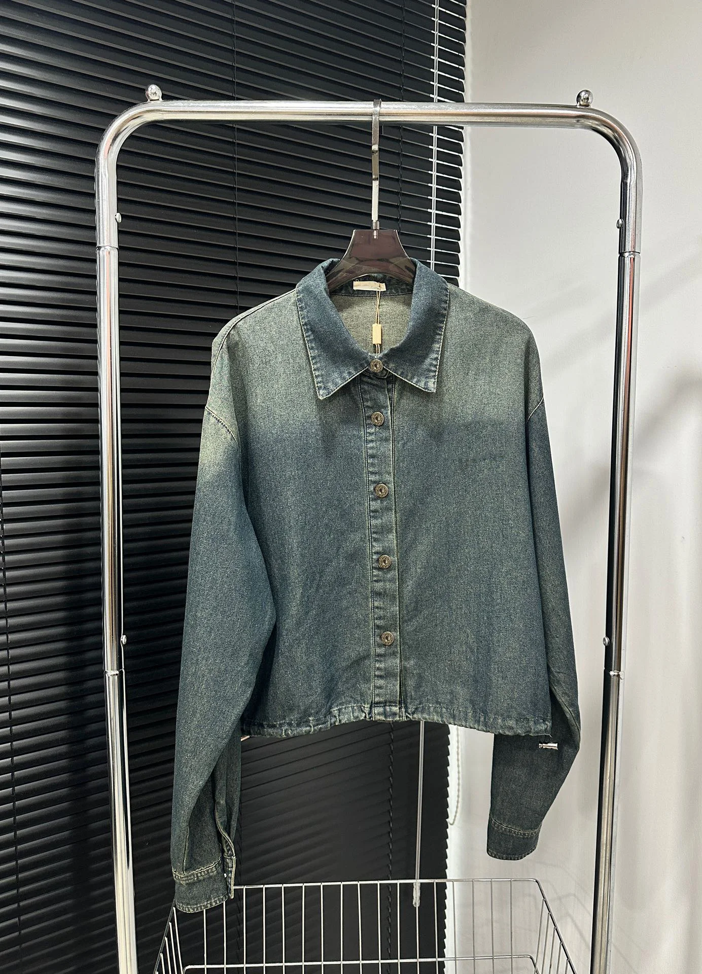 2023 Early fall new style, retro wash underwater swing rope shirt coat ~ ~ This wash water color is really super retro
2023 Early fall new style, retro wash underwater swing rope shirt coat ~ ~ This wash water color is really super retro
