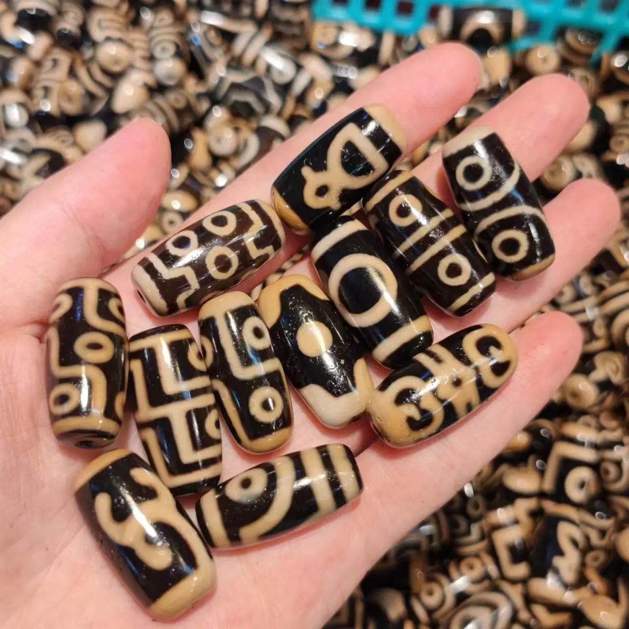 100 шт./лот, натуральный многообразный старинный Агат dzi, оптовая продажа, желтые линии для выветривания зубов, 30 мм, Аксессуары для браслета, этническая фотография, сделай сам
100 шт./лот, натуральный многообразный старинный Агат dzi, оптовая продажа, желтые линии для выветривания зубов, 30 мм, Аксессуары для браслета, этническая фотография, сделай сам