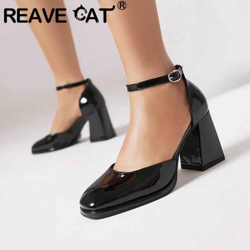 Женские лакированные туфли-лодочки REAVE CAT, туфли из лакированной кожи с круглым носком на массивном каблуке 8 см, ремешок с пряжкой, Женская обувь в римском стиле для свиданий, 41 42 43
Женские лакированные туфли-лодочки REAVE CAT, туфли из лакированной кожи с круглым носком на массивном каблуке 8 см, ремешок с пряжкой, Женская обувь в римском стиле для свиданий, 41 42 43