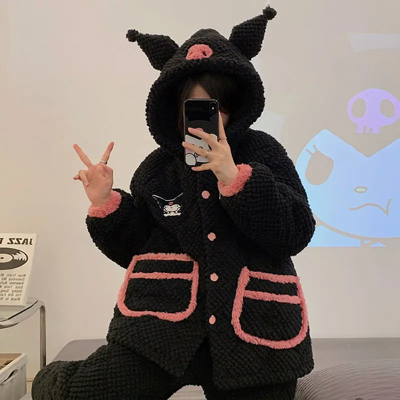 Sanrio Kuromi аниме мультфильм пижамы коралловые флисовые пижамы комплект из двух частей зимняя женская теплая двойная утолщенная ночная рубашка 2023
Sanrio Kuromi аниме мультфильм пижамы коралловые флисовые пижамы комплект из двух частей зимняя женская теплая двойная утолщенная ночная рубашка 2023